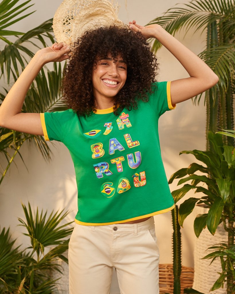 Camiseta verde da coleção brasilidades da FEMI, colorida e vibrante